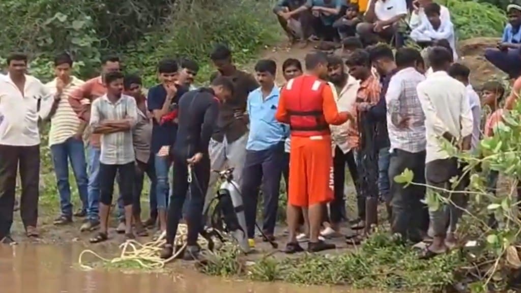 બોટાદ: ભારે વરસાદ વચ્ચે પાણીના જોરદાર પ્રવાહમાં કાર તણાઈ ગઈ; 2નાં મોત, 4નો બચાવ બોટાદ: ભારે વરસાદ વચ્ચે પાણીના જોરદાર પ્રવાહમાં કાર તણાઈ ગઈ; 2નાં મોત, 4નો બચાવ