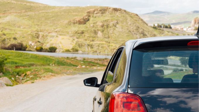 જો તમને પણ કારમાં રસ છે અને બેક ગિયરમાં કાર કેટલી ઝડપથી ચાલી શકે છે તે જાણવા માંગતા હો, તો આ લેખ તમારા માટે છે. બેક ગિયરમાં કારની ટોપ સ્પીડ વિશે અહીં જાણો.(photo-freepik)