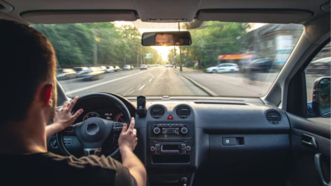 પહેલા એન્જિન અને સ્પીડ વચ્ચેનો સંબંધ સમજો : બેક ગિયરમાં કારની ટોપ સ્પીડ શું હોઈ શકે છે તે જાણવા માટે, તમારે પહેલા કારની સ્પીડ અને એન્જિન વચ્ચેનો સંબંધ જાણવો પડશે. એન્જિન નક્કી કરે છે કે કાર કેટલી ઝડપથી ચાલશે. એન્જિન જેટલું શક્તિશાળી હશે, તેટલી ઝડપથી કાર ચાલશે. (photo-freepik)