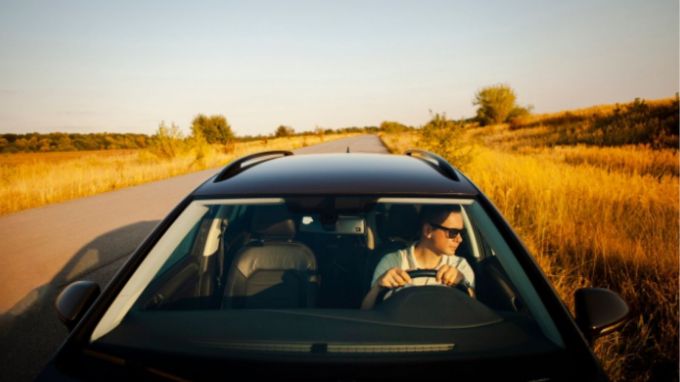 એન્જિન અને સ્પીડ વચ્ચે સીધો સંબંધ : તમે જોયું હશે કે રેસિંગ કાર સામાન્ય પેસેન્જર કાર કરતાં વધુ ઝડપે દોડી શકે છે. પરંતુ શું તમે જાણો છો કે આ કેવી રીતે થાય છે? આવું એટલા માટે થાય છે કારણ કે તેમાં વધુ શક્તિશાળી એન્જિન હોય છે જે કારને ઝડપથી દોડવામાં મદદ કરે છે. (photo-freepik)