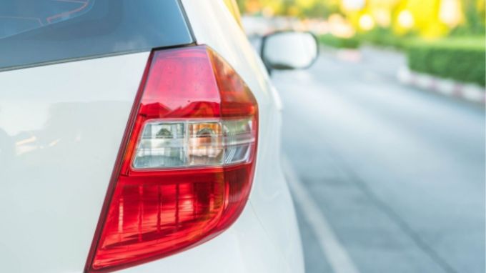 રેસિંગ કારને વધુ ઝડપે દોડવાના હેતુથી ડિઝાઇન કરવામાં આવે છે અને તેથી જ તે કારમાં વધુ પાવર જનરેટ કરતું એન્જિન લગાવવામાં આવે છે. હવે ચાલો તમને જણાવીએ કે રિવર્સ ગિયરમાં કાર કેટલી ઝડપથી દોડી શકે છે.(photo-freepik)