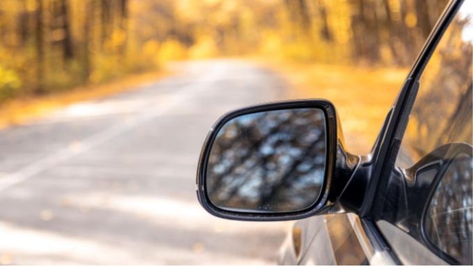 હવે ચાલો કારની પાછળની ગતિ વિશે વાત કરીએ : હમણાં સુધી તમે કારની ગતિમાં એન્જિનની ભૂમિકા સમજી ગયા હશો. હવે ચાલો તમને જણાવીએ કે કોઈપણ કારમાં મહત્તમ બેક સ્પીડ કેટલી હોઈ શકે છે. ચાલો તમને જણાવીએ કે કારની આગળની ગતિ પર શું લાગુ પડે છે તે પાછળની ગતિ પર પણ લાગુ પડે છે. (photo-freepik)