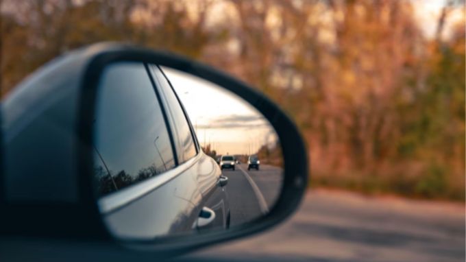 કારમાં એન્જિન જેટલું શક્તિશાળી હશે, કાર પાછળના ગિયરમાં એટલી ઝડપથી દોડશે. એટલે કે, કારનું એન્જિન જેટલું શક્તિશાળી હશે, તેટલી ઝડપથી કાર રિવર્સ ગિયરમાં દોડશે.(photo-freepik)