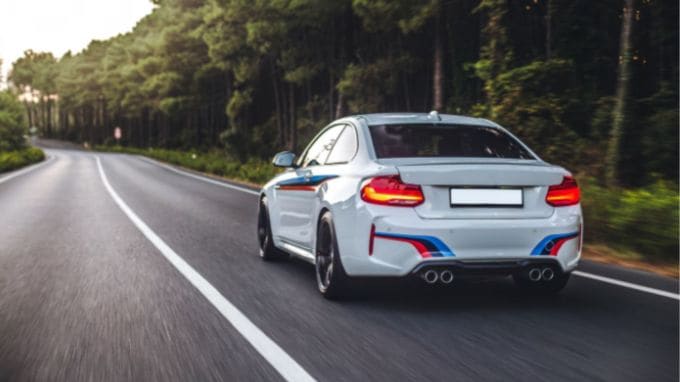 રિવર્સ ગિયરમાં સૌથી ઝડપી કાર : આપણે તમને જણાવી દઈએ કે દુનિયામાં એક એવી કાર છે જે પાછળના ગિયરમાં સૌથી ઝડપી દોડી શકે છે. રિવર્સ ગિયરમાં આ કારની ગતિ રેસિંગ કાર જેટલી હોઈ શકે છે. આ કારનું નામ રિમેક નેવેરા છે. આ એક ઇલેક્ટ્રિક કાર છે જેણે પાછળની ગતિમાં સૌથી ઝડપી દોડવાનો રેકોર્ડ બનાવ્યો છે. આ કાર રિવર્સ ગિયરમાં 275.74 કિલોમીટર પ્રતિ કલાકની ઝડપે દોડી છે.(photo-freepik)