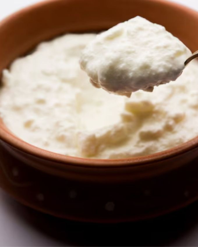 <strong>શું ખાવું જોઈએ?</strong> દહીં મધ્યમ માત્રામાં લઈ શકાય છે. જોકે, દૂધ અને મિલ્કશેક જેવી વસ્તુઓ ટાળવી જોઈએ કારણ કે ભેજવાળા વાતાવરણમાં તે ઝડપથી બગડી શકે છે અને પાણીજન્ય બીમારીઓ ફેલાવી શકે છે.