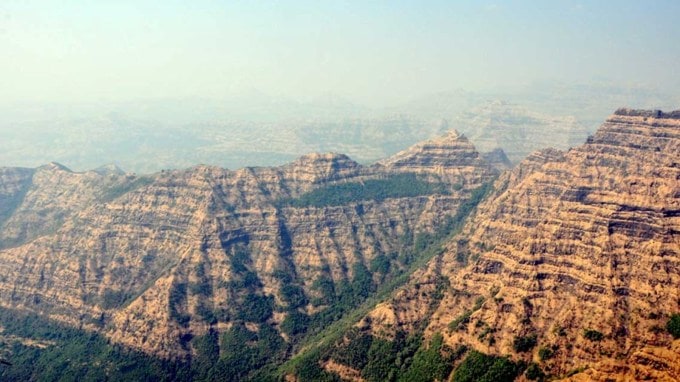 <strong>એલફિંસ્ટન પોઈન્ટ :</strong> આ વ્યૂ પોઈન્ટ એવા લોકો માટે છે જેઓ ઊંચાઈથી ખીણો અને ધોધનો નજારો જોવા માંગે છે. વરસાદની ઋતુ દરમિયાન અહીંની ખીણો ધુમ્મસ અને હરિયાળીથી ઢંકાયેલી હોય છે. (તસવીર - સોશિયલ મીડિયા)