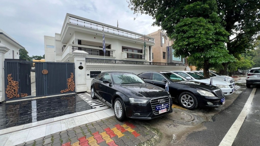 આલીશાન કોઠી, લક્ઝરી ગાડીઓ અને 12 ડિપ્લોમેટિક પાસપોર્ટ, નકલી દૂતાવાસ ઝડપાયું, આવી રીતે ખુલી પોલ આલીશાન કોઠી, લક્ઝરી ગાડીઓ અને 12 ડિપ્લોમેટિક પાસપોર્ટ, નકલી દૂતાવાસ ઝડપાયું, આવી રીતે ખુલી પોલ