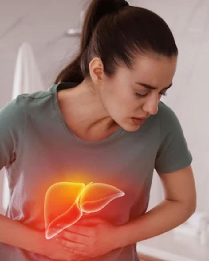 <strong>Fatty Liver Home Remedies In Gujarati </strong>| દેશમાં ફેટી લીવર (fatty liver) થી પીડિત લોકોની સંખ્યા દિવસેને દિવસે વધી રહી છે. શારીરિક પ્રવૃત્તિનો અભાવ, જંક ફૂડ અને આલ્કોહોલનું વધુ પડતું સેવન, સ્થૂળતા અને ડાયાબિટીસ એ બધા પરિબળો છે જે આ રોગમાં ફાળો આપે છે. ફેટી લીવર એવા લોકોમાં પણ થાય છે જેમને દારૂ પીવાની આદત નથી. 
