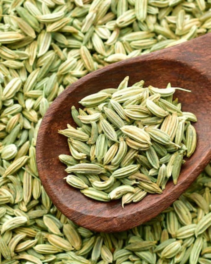 <strong>હોર્મોનલ સંતુલન જાળવે</strong> : વરિયાળીમાં ફાયટોસ્ટ્રોજેન્સ હોય છે, જે છોડ આધારિત સંયોજનો છે જે માસિક અનિયમિતતા, પેટનું ફૂલવું અથવા મૂડ સ્વિંગનો અનુભવ કરતી સ્ત્રીઓ માટે ફાયદાકારક હોઈ શકે છે.