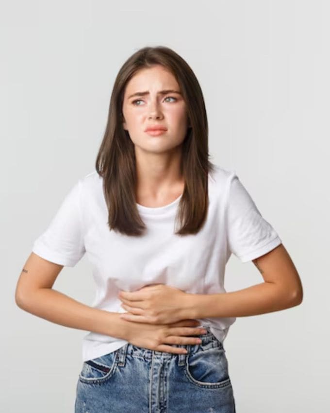 <strong>પાચન સમસ્યા ઘટાડે </strong>: વરિયાળીના એન્ટી-સ્પેસ્મોડિક ગુણધર્મો આંતરડાના સ્નાયુઓને આરામ આપવામાં મદદ કરે છે, કબજિયાત અને ગેસ સહિત પાચન સમસ્યાઓ ઘટાડે છે. વરિયાળીમાં એનેથોલ, ફેનકોન અને એસ્ટ્રાગોલ હોય છે, જે પાચન ઉત્સેચકોના સ્ત્રાવને ઉત્તેજિત કરે છે, જેનાથી પોષક તત્વોને વધુ સારી રીતે શોષવામાં અને પાચન ઝડપી બનાવવામાં મદદ મળે છે. 