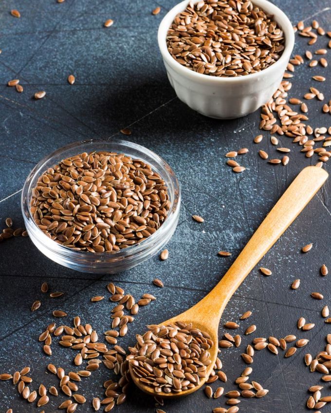 <strong>અળસી </strong>: ઓમેગા-૩ ફેટી એસિડ અને ફાઇબરનો ભંડાર, પાચનતંત્રને સુધારે છે. જો તમને હૃદયની સમસ્યા હોય કે સાંધાનો દુખાવો હોય, તો ઘઉંના લોટમાં અળસીના બીજનો પાવડર મિક્સ કરીને રોટલી બનાવો.