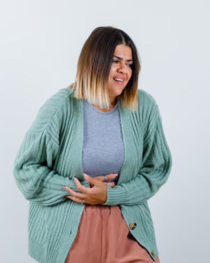 <strong>આટલું ધ્યાન રાખો : </strong>તળેલા ખોરાક,ઠંડા પીણાં અને મોડી રાત્રે ભોજન લેવાનું ટાળો. ખોરાક ધીમે ધીમે ખાઓ અને સારી રીતે ચાવીને ખાઓ, દિવસભર પૂરતું પાણી પીવો,જો તમે પણ વારંવાર ગેસની સમસ્યાથી પરેશાન છો, તો આ ઘરેલું ઉપાયો તમારા માટે રામબાણ સાબિત થઈ શકે છે. તેનું નિયમિત સેવન કરવાથી માત્ર ગેસની સમસ્યા જ દૂર થશે નહીં, પરંતુ પાચનતંત્ર પણ મજબૂત બનશે.