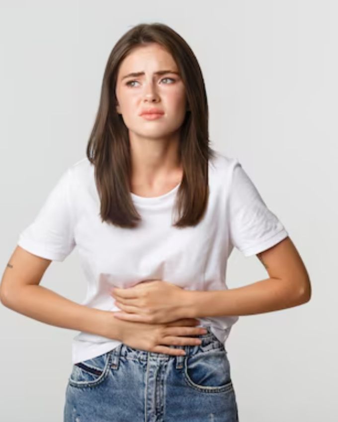 પેટમાં ગેસ બનવો એ એક સામાન્ય સમસ્યા છે, પરંતુ જ્યારે તે મર્યાદાથી વધી જાય છે, ત્યારે તે અસ્વસ્થતા, દુખાવો અને શરમનું કારણ બની શકે છે. પેટ ફૂલેલું, ભારેપણું અને વારંવાર ડકાર આવવી તેના સામાન્ય લક્ષણો છે. પેટમાં ગેસ બનવાને કારણે, ન તો તમને કંઈ ખાવાનું મન થાય છે અને ન તો કોઈ કામ કરવાની હિંમત થાય છે. 