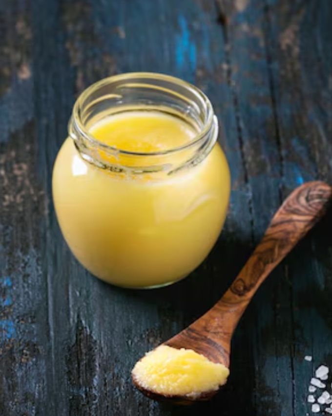 Right Way to Consume Ghee | ઘી (Ghee) આપણા ભોજનનો ભાગ છે, રોટલી પર ઘી લગાવવાથી લઈને દાળના વઘારમાં ઘી ઉમેરવામાં આવે છે, તે તેના સ્વાદ અને સુગંધ માટે જાણીતું છે. ઘણા લોકો તેને સ્વાસ્થ્યવર્ધક માને છે, પરંતુ શું તમે ક્યારેય વિચાર્યું છે કે ઘીમાં પ્રોટીન હોય છે કે નહીં? અહીં જાણો ઘીમાં કેટલું પ્રોટીન હોય છે? અને ઘીનું સેવન કરવાની સાચી રીત જાણો