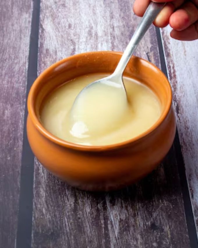 ઘી (Ghee) : ઘી એ શુદ્ધ માખણ છે જે દૂધમાંથી બનાવવામાં આવે છે. તેને બનાવતી વખતે, માખણને ધીમા તાપે ગરમ કરવામાં આવે છે જેથી તેમાં રહેલા પાણી અને દૂધના પદાર્થો (જેમ કે લેક્ટોઝ અને કેસીન પ્રોટીન) અલગ થઈ જાય. પરિણામે તે પ્યોર ફેટ રહે છે, જેને આપણે ઘી કહીએ છીએ.