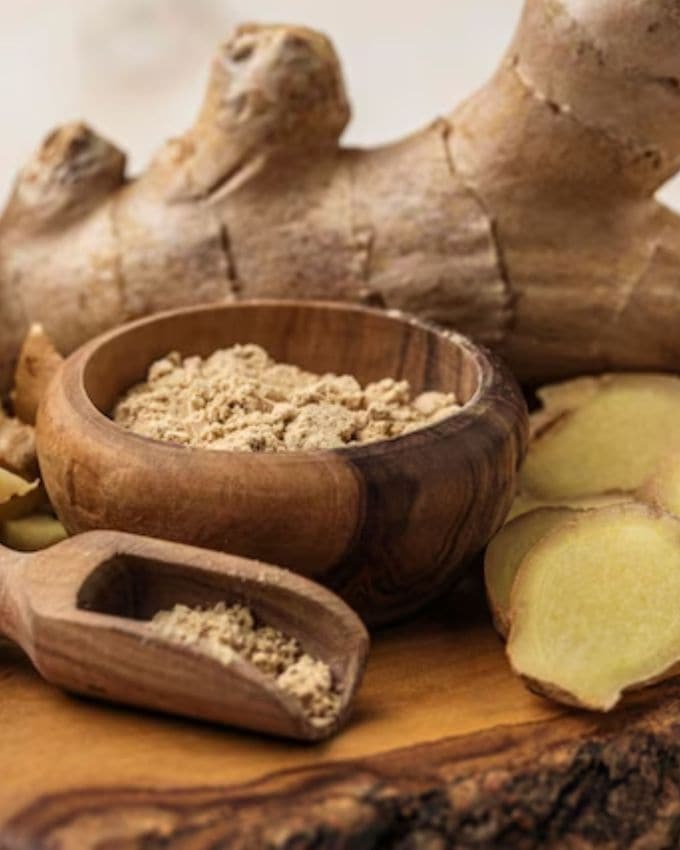 આદુ (Ginger) ને ઔષધીય ગુણોથી ભરપૂર માનવામાં આવે છે. કાચું આદુ પાચનમાં સુધારો કરે છે, ઉબકા ઘટાડે છે અને રોગપ્રતિકારક શક્તિને મજબૂત બનાવે છે. તે જ સમયે, શેકેલું આદુ પણ ખૂબ ફાયદાકારક છે. તે સાંધાના દુખાવામાં રાહત આપે છે, બ્લડ સુગરને નિયંત્રિત કરે છે અને વજન ઘટાડવામાં મદદ કરે છે.