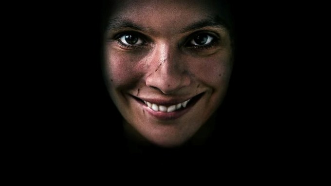 <strong>7- સ્માઇલ (Smile)</strong><br>સ્માઇલ એક અમેરિકન અલૌકિક મનોવૈજ્ઞાનિક હોરર ફિલ્મ છે જે વર્ષ 2022 માં રિલીઝ થઈ હતી. જો તમે હોરર ફિલ્મો જોવાના શોખીન છો તો તમે આ ફિલ્મ પણ જોઈ શકો છો જે ખૂબ જ ડરામણી છે. (Photo: Netflix)