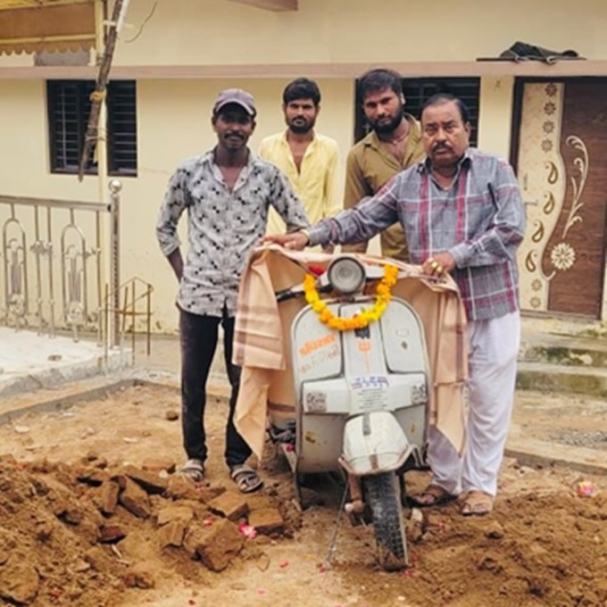 ગુજરાતના મહેસાણા જિલ્લાના ખેરાલુ ગામમાં ગાયકના પૂર્વજોના ઘર પાસે સ્કૂટરનું સ્મારક બનાવવામાં આવ્યું છે. પરિવાર દ્વારા શેર કરાયેલા દ્રશ્યોમાં તેઓ બજાજ સુપર સ્કૂટરની પૂજા કરતા દર્શાવવામાં આવ્યા હતા, જે 80 અને 90 ના દાયકામાં મધ્યમ વર્ગના ઘરો માટે અનિવાર્ય હતું. (photo- fb Jignesh Kaviraj)