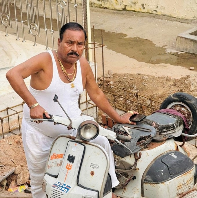 બારોટ પરિવારનું સ્કૂટર હવે જર્જરિત હાલતમાં હતું. હસમુખ બારોટ ટુ-વ્હીલર પર કુમકુમ ચાંદલા કરી તેના હેન્ડલબાર પર ફૂલોની માળા ચડાવી અને પછી તેના પર શાલ ઓઢાડી હતી. જે પરિવારની સફરના સાક્ષી વાહન પ્રત્યેના પ્રેમનો આશ્ચર્યજનક પણ હૃદયસ્પર્શી પ્રદર્શન છે.(photo- fb Jignesh Kaviraj)