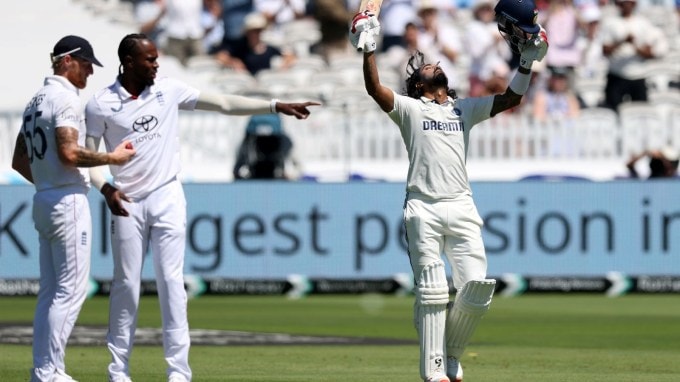 કેએલ રાહુલની ટેસ્ટ કારકિર્દીની આ 10મી સદી હતી. આમાંથી 5 સદી ઇંગ્લેન્ડ સામે ફટકારી છે. ઇંગ્લેન્ડમાં 4 સદી ફટકારી છે. રાહુલે ભારતમાં માત્ર 1 સદી ફટકારી છે. તેણે તે સદી 2016માં ઈંગ્લેન્ડ સામે ફટકારી હતી. તેણે ચેન્નાઇમાં 199 રન બનાવ્યા હતા. આ સિવાય તેણે શ્રીલંકા, ઓસ્ટ્રેલિયા અને કેરેબિયન ધરતી પર 1-1 સદી ફટકારી છે. તેણે દક્ષિણ આફ્રિકામાં 2 સદી ફટકારી છે.(તસવીર - BCCI)