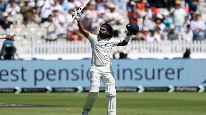 <strong>kl rahul hundred</strong> : કેએલ રાહુલે શનિવારે ઈંગ્લેન્ડ સામે ત્રીજી ટેસ્ટના ત્રીજા દિવસે સદી ફટકારીને એક ખાસ સિદ્ધિ મેળવી છે. તે ભારત તરફથી લોર્ડ્ઝમાં એકથી વધુ સદી ફટકારનારો બીજો ખેલાડી બન્યો છે. તેના સિવાય ફક્ત'કર્નલ' દિલીપ વેંગસરકરે આવી સિધ્ધી મેળવી છે. (તસવીર - BCCI)