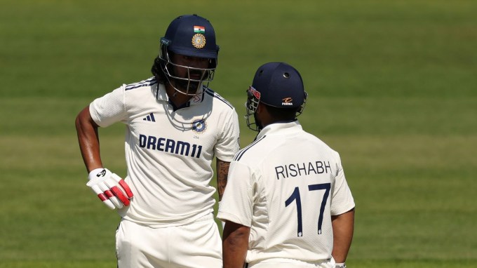 આ પહેલા કેએલ રાહુલે 2021માં લોર્ડ્સમાં સદી ફટકારી હતી. ભારતીય ટીમે તે મેચમાં જીત મેળવી હતી. રાહુલ ઈંગ્લેન્ડ સામેની ત્રીજી ટેસ્ટની પ્રથમ ઈનિંગમાં 177 બોલમાં 13 ફોર સાથે 100 રન બનાવી આઉટ થયો હતો. (તસવીર - BCCI)