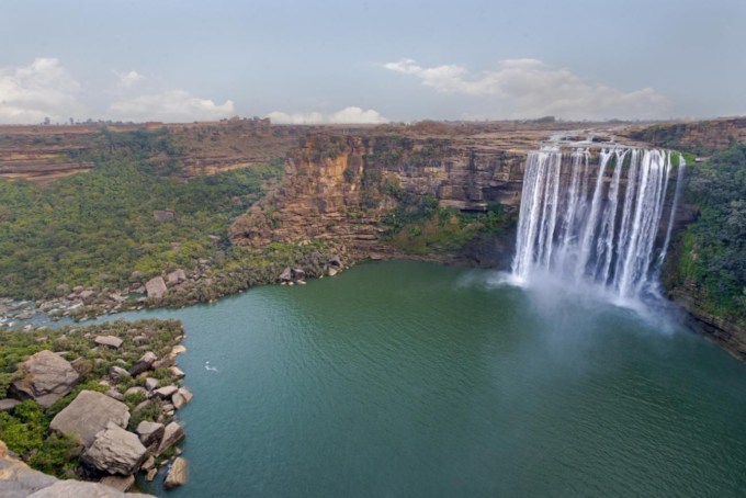 <strong>કેઓટી ધોધ, રીવા (Keoti falls)</strong><br>રીવામાં પરિવાર અને મિત્રો સાથે આનંદદાયક સમય માટે, કેઓટી ધોધની મુલાકાત લો. તે ભારતનો 24મો સૌથી ઊંચો ધોધ છે અને તે ખરેખર લોકપ્રિય પ્રવાસન સ્થળ છે .સૂર્યાસ્ત અને સૂર્યોદય દરમિયાન ધોધનો નજારો એવો છે જે પ્રવાસ દરમિયાન ચૂકી ન જવું જોઈએ. તેની કુલ ઊંચાઈ 98 મીટર (322 ફૂટ) છે. 130 મીટરની ઉંચાઈથી કેસ્કેડિંગ કરીને, તમે તમારા કેમેરા લેન્સમાં આકર્ષક ડ્રોપને પણ સ્થિર કરી શકો છો. કીઓટી ધોધ મેજર ડિસ્ટ્રિક્ટ રોડ થઈને રીવાના કેન્દ્રથી લગભગ 37 કિમી દૂર સ્થિત છે. (Immage : Madhya Pradesh Tourism)