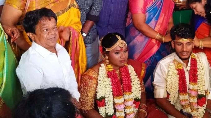 અભિનેતા કિંગ કોંગે વાડીવેલુ અને વિવેક સાથે ઘણી કોમેડી ફિલ્મોમાં પોતાની ભૂમિકા માટે ધ્યાન ખેંચ્યું છે. કિંગ કોંગની ભૂમિકામાં ડેબ્યૂ કરનાર અને ઘર-ઘરમાં જાણીતું નામ બનનાર શંકર એઝુમલાઈ ફિલ્મ ઉદ્યોગમાં આ નામથી જ પ્રવાસ કરી રહ્યા છે. તેઓ પરિણીત છે અને તેમને કાલા નામની પત્ની, 2 પુત્રીઓ અને એક પુત્ર છે. તેમની પુત્રી કીર્થનાના લગ્ન માટે મુખ્યમંત્રી સ્ટાલિને ઘણી રાજકીય હસ્તીઓ અને ફિલ્મ ઉદ્યોગના લોકોને આમંત્રણ આપ્યું હતું. (તસવીર: સોશિયલ મીડિયા)