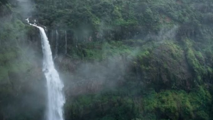 <strong>લિંગમાલા ધોધ :</strong> લિંગમાલા ધોધની ખાસિયત એ છે કે તે ઊંચાઈ પરથી પડવાનો અદ્ભુત નજારો રજૂ કરે છે. ઓગસ્ટમાં પાણીનો પ્રવાહ સૌથી વધુ હોય છે અને આ સ્થળ ટ્રેકિંગના શોખીનો માટે ઉત્તમ છે. (તસવીર - સોશિયલ મીડિયા)