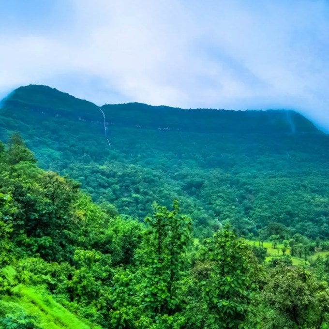 <strong>લોનાવાલા ખંડાલા : Lonavala Khandala</strong><br>લોનાવાલા ખંડાલા મહારાષ્ટ્રના પ્રખ્યા હિલ સ્ટેશન છે, જે ચોમાસાના વરસાદ બાદ સોળે કળાએ ખીલી ઉઠે છે. સહ્યાદ્રી પર્વતમાળામાં પ્રવાસીઓ કુદરતીના ખોળે હોવાનો અનુભવ કરે છે. લોનાવાલા ખંડાલામાં પર્વતના વળાંકવાળા સાંકડા રસ્તા પરથી પસાર થતી વખતે પ્રવાસીઓ રોમાંચિત થાય છે. ગાઢ ધુમ્મસ, ઝરમર વરસાદ અને ઝરણાં જોઇ મન નાચી ઉઠે છે. મુંબઇથી લોનાવાલા ખંડાલા લગભગ 85 કિમી દૂર છે. (Photo: Social Media)