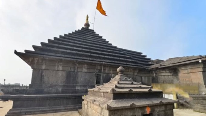 <strong>મહાબળેશ્વર મંદિર</strong> : ભગવાન શિવને સમર્પિત આ પ્રાચીન મંદિર ધાર્મિક શ્રદ્ધા સાથે સંકળાયેલું છે. કૃષ્ણા નદીનું ઉદગમ સ્થાન પણ અહીં માનવામાં આવે છે. હરિયાળી વચ્ચે સ્થિત આ મંદિર ચોમાસામાં એક અલગ જ શાંત વાતાવરણ આપે છે. (તસવીર - સોશિયલ મીડિયા)