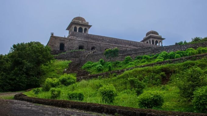 <strong>માંડુ : Mandu</strong><br>માંડુ ગુજરાતને અડી મધ્યપ્રદેશમાં આવેલું સુંદર સ્થળ છે, જ્યાં પ્રવાસીઓ પ્રકૃતિ અને સંસ્કૃતિનો એક સાથે સુંદર નજારો જોઇ શકે છે. વિંધ્યાંચલની પર્વતમાળામાં 2079 ફુટ ઉંચાઇ પર વસેલું માડું 13 કિમી વિસ્તારમાં ફેલાયેલું છે. માંડવગઢ નામથી પ્રસિદ્ધ માંડુ 1000 વર્ષ જુનો ઇતિહાસ ધરાવે છે. અહીંના બાજ બહાદુર ખાન અને રાણી રૂપમતીની પ્રેમ કહાણી ઘણી પ્રસિદ્ધ છે. અહીંના ઐતિહાસિક સ્મારકોની રચના અને કોતરણી જોઇ મુલાકાતીઓ આશ્ચર્યચકિત થાય છે. ચોમાસાના વરસાદમાં માંડુના નજારો મનમોહક હોય છે. (Photo: Social Media)