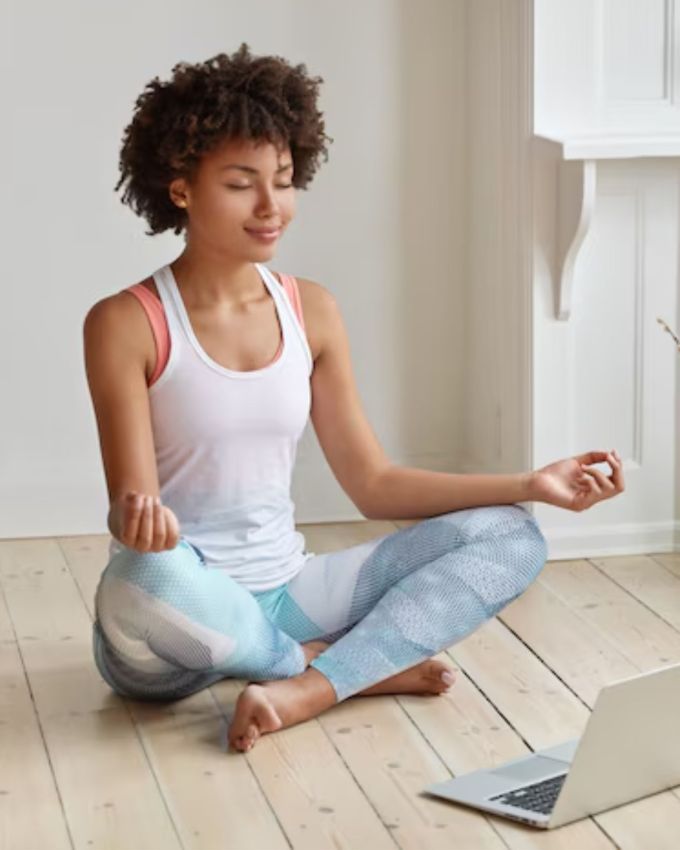 <strong>મેડિટેશન</strong> : નિષ્ણાતોના મતે, ત્વચામાં ચમક માત્ર ક્રીમથી જ આવતી નથી, પરંતુ તેના માટે માનસિક શાંતિ પણ જરૂરી છે. તણાવ સૌ પ્રથમ તમારી ત્વચાને અસર કરે છે. ખીલ, નિસ્તેજતા અને પિગમેન્ટેશન તેના પરિણામો છે. દરરોજ સવારે આંખો બંધ કરીને અને માત્ર 5 મિનિટ માટે ઊંડા શ્વાસ લેવાથી, શરીર અને ત્વચા બંને આરામ મેળવે છે. જો તમે ઇચ્છો તો, હળવું સંગીત વગાડીને ધ્યાન કરો, આ તમારી સવારની શરૂઆત સકારાત્મક રીતે કરશે.