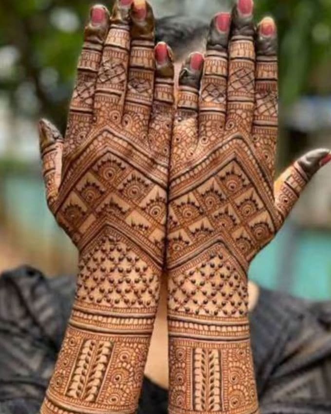 શ્રાવણ મહિનામાં તહેવારો અને ઉપવાસની કમી નથી એવામાં તમે સુંદર અને અલગ દેખાવા માંગતા હોવ તો આ મહેંદી ડિઝાઇન લગાવો. દરેકને આ ડિઝાઇન ગમશે.