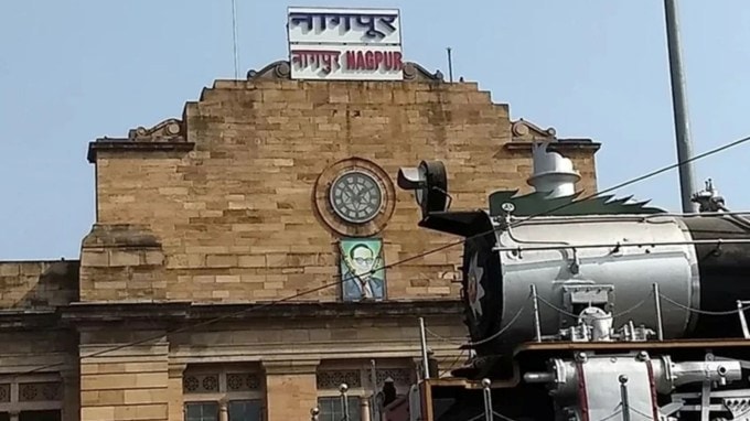 <strong>નાગપુર રેલ્વે સ્ટેશન, મહારાષ્ટ્ર</strong><br>નાગપુર રેલ્વે સ્ટેશનની ઇમારત ખૂબ જ જૂની છે અને તે બ્રિટિશ કાળ દરમિયાન બનાવવામાં આવી હતી. તેની જૂની રચનાને કારણે અહીં એક વિચિત્ર અને ડરામણું વાતાવરણ રહે છે. મુસાફરો કહે છે કે રાત્રે અહીં વિચિત્ર ગતિવિધિઓ થાય છે અને ભૂતિયા સન્નાટો અનુભવાય છે. (Photo Source: indiarailinfo)