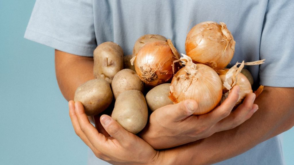 Onion and Potato Storage | હવે ચોમાસામાં પણ નહીં બગડેબટાકા અને ડુંગળી, આ ટિપ્સથી કરો સંગ્રહ