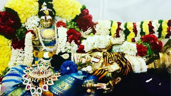 મંદિર વિશે : પલ્લીકોંડેશ્વર મંદિર એ ભગવાન શિવને સમર્પિત એક પ્રખ્યાત હિન્દુ મંદિર છે, જે આંધ્રપ્રદેશના સુરુતાપલ્લી નામના સ્થળે આવેલું છે. આ મંદિર દક્ષિણ ભારતની પરંપરાગત શૈલીમાં બનેલું છે અને તેમાં પાંચ માળનું સુંદર પ્રવેશદ્વાર 'રાજગોપુરમ' છે. આ મંદિર 'પ્રદોષ પૂજા' માટે પણ ખૂબ પ્રખ્યાત છે.(photo-Social media)