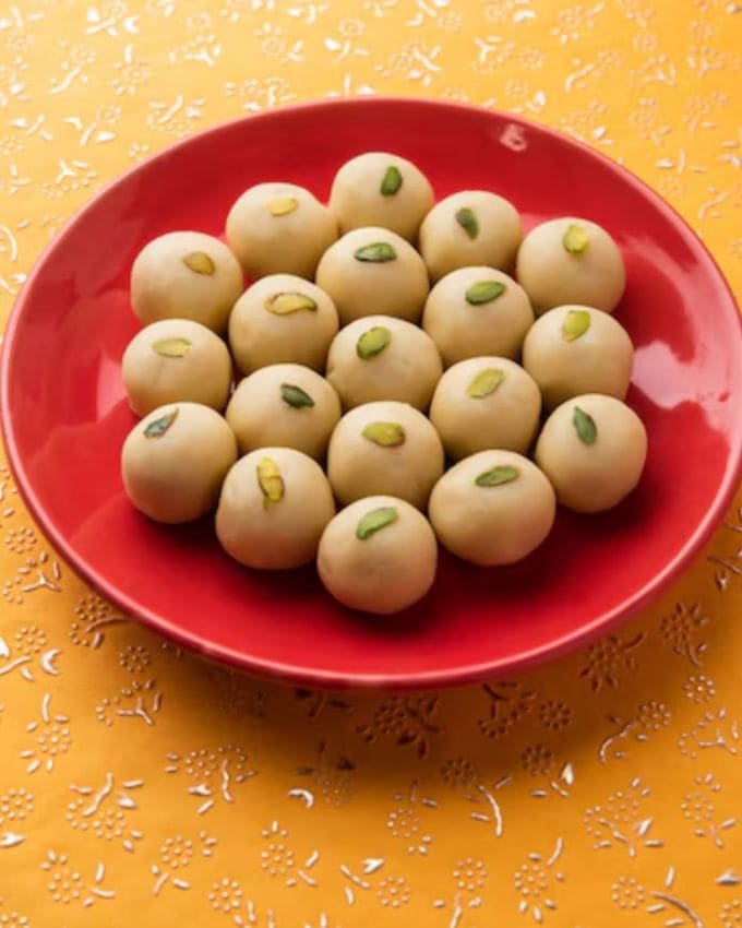 <strong>દૂધ પેંડા રેસીપી :</strong> જ્યારે મિશ્રણ કડાઈની કિનારીઓ છોડવા માંડે અને માવો બની જાય ત્યારે ગેસ બંધ કરો તેમાં એલચી પાવડર અને કેસરના તાંતણા ઉમેરી બરાબર મિક્સ કરો. મિશ્રણને ઠંડું થવા દો, હાથ પર થોડું ઘી લગાવી, માવાના નાના ભાગ લો અને પેંડાનો શેપ આપો. તમે ઉપર બદામ અથવા પિસ્તાની કતરણથી સજાવી શકો છો.