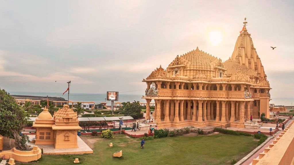 શ્રાવણ સોમવાર : 8 કરોડ વર્ષ જુનું પ્રથમ જ્યોતિર્લિંગ મંદિર, 17 વખત લૂંટાયું, જાણો ગુજરાતના પ્રખ્યાત શિવ મંદિર વિશે રોચક તથ્યો