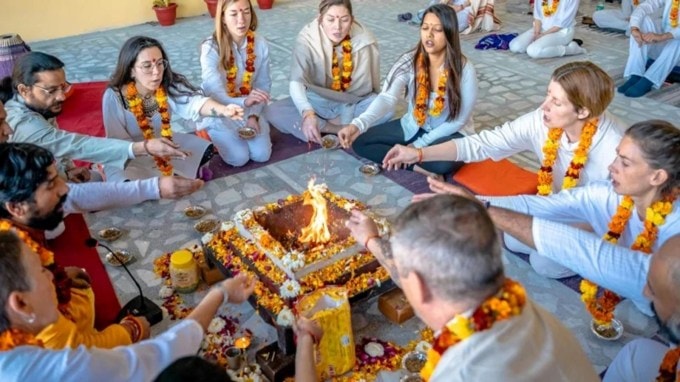 પરંતુ તે સમય દરમિયાન સમસ્યા એ હતી કે અગ્નિદેવ ભષ્મ કરવાની ક્ષમતા નહોતી. આવામાં દેવતાઓએ સ્વાહાનું સર્જન કર્યું. સ્વાહાનું કામ એ હતું કે જ્યારે પણ કોઈ વસ્તુ અગ્નિદેવને સમર્પિત કરવામાં આવે છે ત્યારે તે તેને બાળીને રાખ કરી દેવતાઓને મોકલે છે. ત્યારથી સ્વાહા હંમેશા અગ્નિદેવ સાથે રહે છે. (Photo: Pexels)