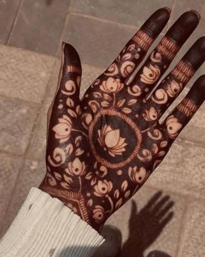 શ્રાવણ મહિનો શરૂ થવામાં હવે બહુ દિવસો બાકી નથી. આ પવિત્ર મહિનો ભગવાન શિવ અને દેવી પાર્વતીને સમર્પિત છે. શ્રાવણ મહિનામાં સ્ત્રીઓ ઉપવાસ કરે છે અને શણગાર કરે છે અને વ્રત દરમિયાન મહેંદી પણ લગાવે છે. જો તમે શ્રાવણ મહિનામાં સૌથી અલગ મહેંદી ડિઝાઇન શોધી રહ્યા છો, તો તમે અહીંથી લેટેસ્ટ આઈડિયાઝ મેળવી શકો છો. આ ખૂબ જ અનોખા તેમજ ટ્રેન્ડી પણ છે,