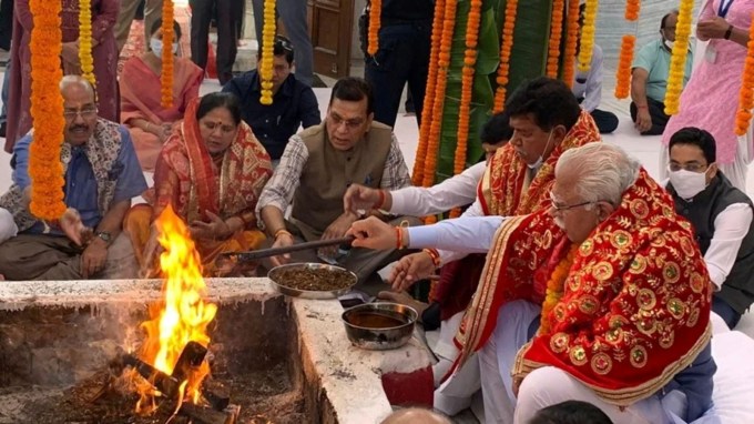 <strong>ત્રીજી વાર્તા</strong><br>સ્વાહા વિશે બીજી એક વાર્તા છે. તે એ છે કે સ્વાહાનો જન્મ કુદરતની એક કલા તરીકે થયો હતો, જેને ભગવાન કૃષ્ણએ વરદાન આપ્યું હતું કે ફક્ત તેના નામથી જ દેવતાઓ હવિષ્ય એટલે કે આહુતિની સામગ્રી સ્વીકારશે. (Photo: Indian Express)