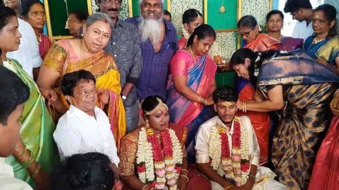 દરમિયાન લગ્ન 10 જુલાઈની સવારે થયા અને સાંજે રિસેપ્શન થયું. તમિલનાડુના મુખ્યમંત્રી એમ.કે. સ્ટાલિન પોતે ગયા અને નવદંપતીઓને અભિનંદન આપ્યા. તેવી જ રીતે, AIADMK વતી ભૂતપૂર્વ મંત્રી જયકુમાર રિસેપ્શનમાં ગયા અને નવદંપતીઓને અભિનંદન આપ્યા અને કિંગ કોંગને ઉપાડીને પોતાની ખુશી વ્યક્ત કરી. થિરુમાવલવન પણ વ્યક્તિગત રીતે હાજર રહ્યા. (તસવીર: સોશિયલ મીડિયા)