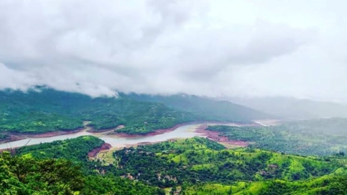 <strong>ટેપોલા લેક : </strong>તેને મીની કાશ્મીર પણ કહેવામાં આવે છે. અહીં કાયકિંગ, બોટિંગ વગેરે જેવા વોટર સ્પોર્ટ્સનો આનંદ માણી શકાય છે. ઓગસ્ટમાં તળાવની આસપાસ હરિયાળી અને વાદળોનો નજારો ખૂબ જ આકર્ષક હોય છે.(તસવીર - સોશિયલ મીડિયા)