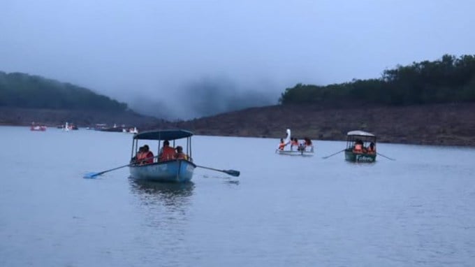 <strong>વેન્ના લેક </strong>: આ તળાવ ફેમિલી અને કપલ્સમાં ખૂબ જ લોકપ્રિય છે. અહીં તમે બોટિંગનો આનંદ માણી શકો છો અને તળાવના કિનારે ગરમાગરમ મકાઈ અને ચા નો આનંદ માણી શકો છો. ઓગસ્ટમાં વરસાદને કારણે તળાવમાં પાણીનું સ્તર વધારે હોય છે અને તેની સુંદરતા જોવા જેવી હોય છે. (તસવીર - સોશિયલ મીડિયા)