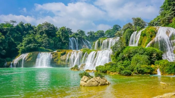 <strong>મધ્યપ્રદેશ સુંદર ધોધની રમણીય ભૂમિ</strong><br>મધ્યપ્રદેશ એ ભારતના હૃદય તરીકે વિશ્વભરમાં પ્રચલિત છે. જે વિવિધ જંગલો, નદીઓ, ધોધ, વન્યજીવ, ધાર્મિક તેમજ સાંસ્કૃતિક વારસાથી ભરપુર છે. મધ્યપ્રદેશ દેશભરમાં તેના વન્યજીવ માટે સૌથી વધુ પ્રસિદ્ધ છે અને સાથે જ તેની પ્રાકૃતિક સુંદરતા માટે પણ. મધ્યપ્રદેશમાં ઘણી નદીઓ વહે છે, જે કેટલાક સ્થળે ધોધનું સ્વરૂપ ધારણ કરે છે. તો આ ચોમાસામાં મધ્યપ્રદેશના કેટલાક ધોધની મુકાલાત લઈ, ગરમી સામે ઠંડકનો અનુભવ કરો. (Photo: Freepik)