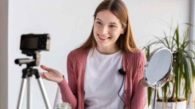 ખરેખર યુટ્યુબ મોટી સંખ્યામાં બનાવેલા સમાન વીડિઓઝની ઓળખ સુધારવા જઈ રહ્યું છે જેથી આવા વીડિઓઝમાંથી થતી કમાણી ઘટાડી શકાય. યુટ્યુબ ઇચ્છે છે કે પ્રેક્ષકોને દરેક ચેનલની જેમ નવી અને મૂળ સામગ્રી મળે. ચાલો 15 જુલાઈથી લાગુ થવા જઈ રહેલા આ નવા નિયમો વિશે વિગતવાર જાણીએ અને જાણીએ કે કયા પ્રકારના વીડિઓઝ યુટ્યુબ પર પૈસા કમાઈ શકશે નહીં.(photo- freepik)