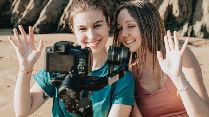 નવા નિયમો શું છે : યુટ્યુબની નવી નીતિ હેઠળ, હવે જો કોઈ સર્જક ઇચ્છે છે કે તેનો વીડિઓ પૈસા કમાય, તો તે જરૂરી રહેશે કે તેનો વીડિઓ ઓરીજનલ હોય. જો કોઈ વીડિઓ બીજી જગ્યાએથી ઉપાડવામાં આવે છે, તો તેને પણ બદલવો જરૂરી રહેશે. (photo-unsplash)