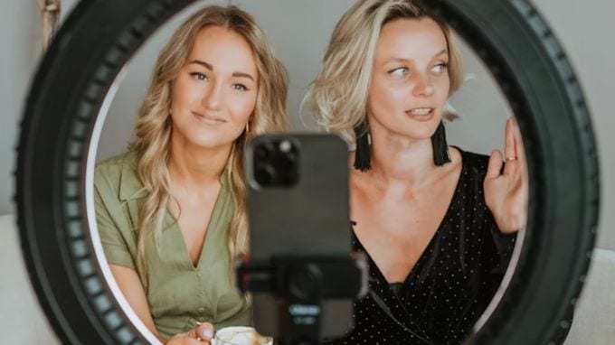 YouTube ઇચ્છે છે કે સર્જકોના વીડિઓઝ વ્યૂઝ કરતાં માહિતી પૂરી પાડવા અથવા પ્રેક્ષકોનું મનોરંજન કરવા પર વધુ કેન્દ્રિત હોય. એટલું જ નહીં, આ કડકતા AI સાથે બનાવવામાં આવેલી સામગ્રી પર પણ લાગુ પડશે.(photo-unsplash)