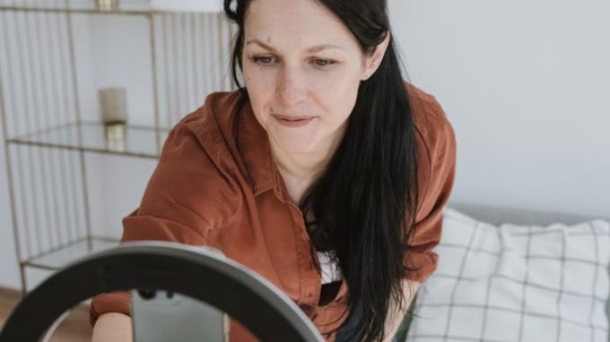 આ 'મોટા પાયે ઉત્પાદિત અને પુનરાવર્તિત સામગ્રી' ઓળખવા માટે કરવામાં આવ્યું છે. આ સપોર્ટ પેજ પર, YouTube એ સ્પષ્ટતા કરી છે કે તેણે હંમેશા સર્જકો પાસેથી મૂળ અને અધિકૃત સામગ્રી બનાવવાની માંગ કરી છે.(photo-unsplash)